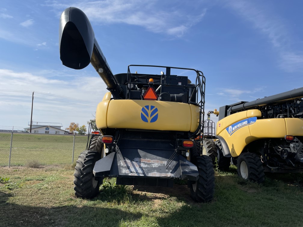 2010 New Holland CR9060 Combine