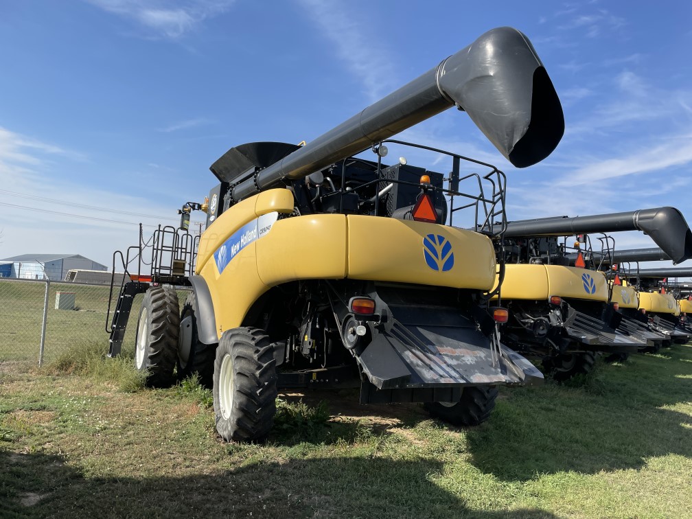 2010 New Holland CR9060 Combine