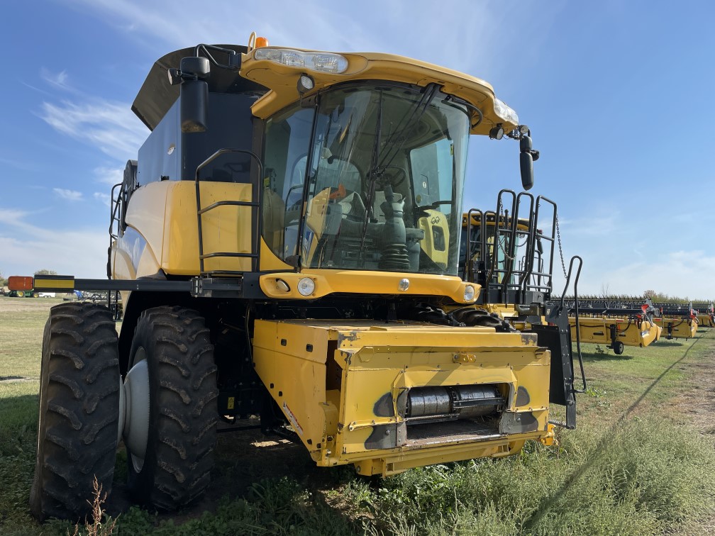 2010 New Holland CR9060 Combine