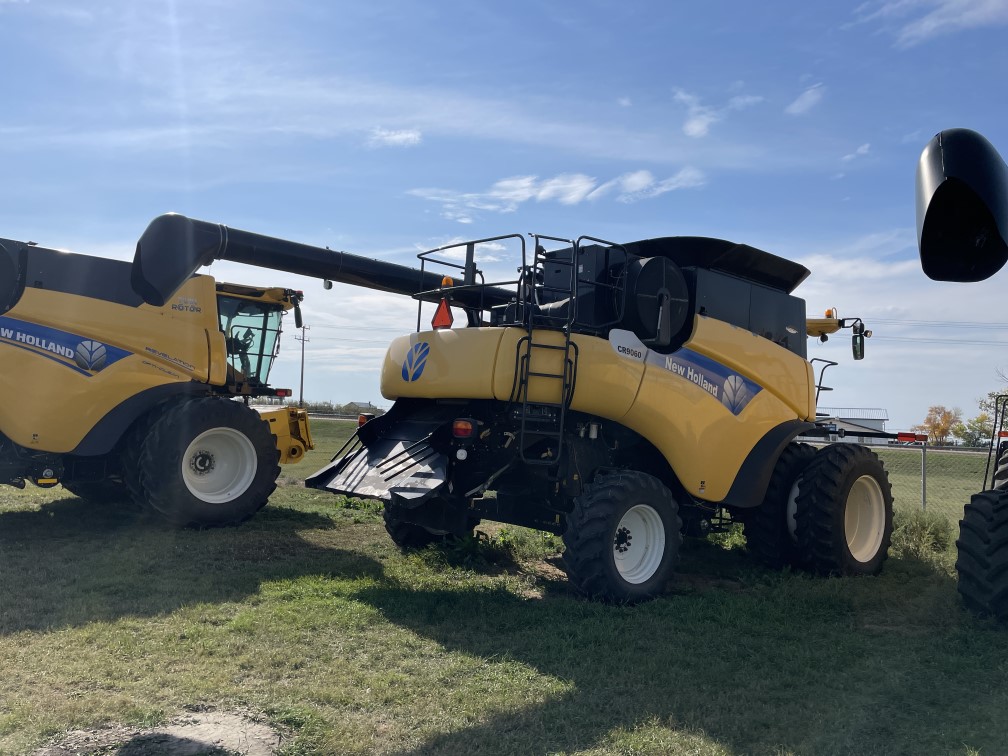 2010 New Holland CR9060 Combine