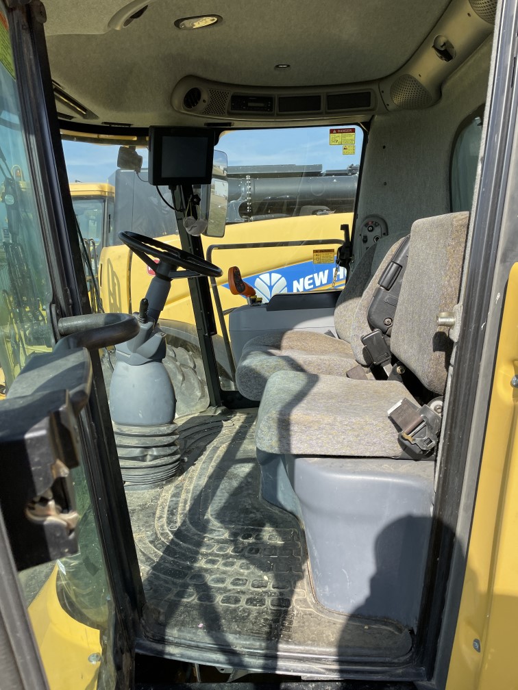 2010 New Holland CR9060 Combine