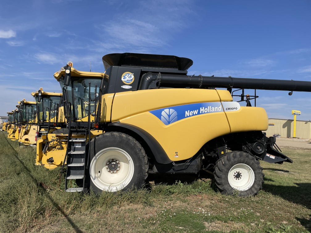 2010 New Holland CR9060 Combine