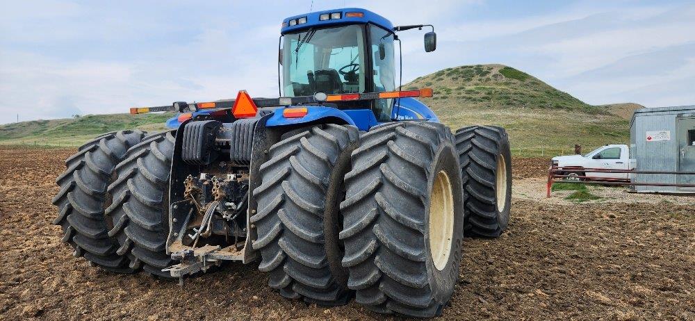 2011 New Holland T9050 Tractor 4WD