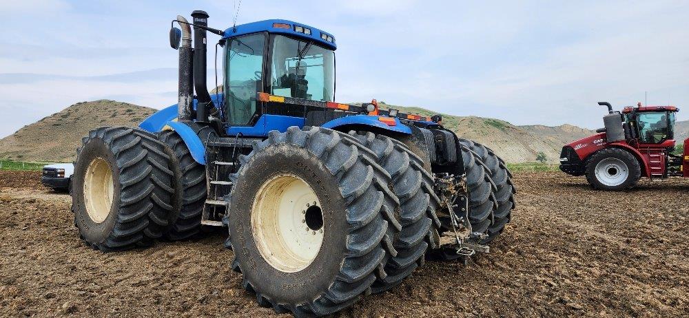 2011 New Holland T9050 Tractor 4WD