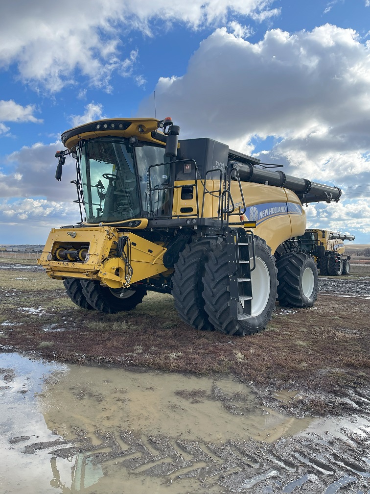 2017 New Holland CR9.90 Combine