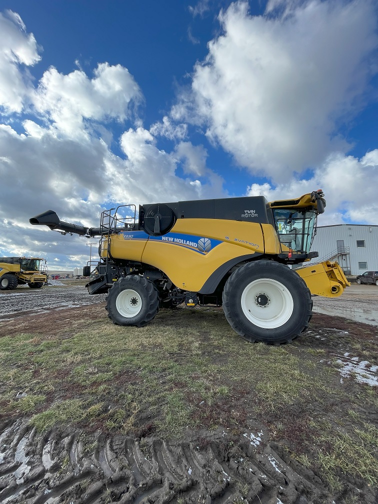 2017 New Holland CR9.90 Combine