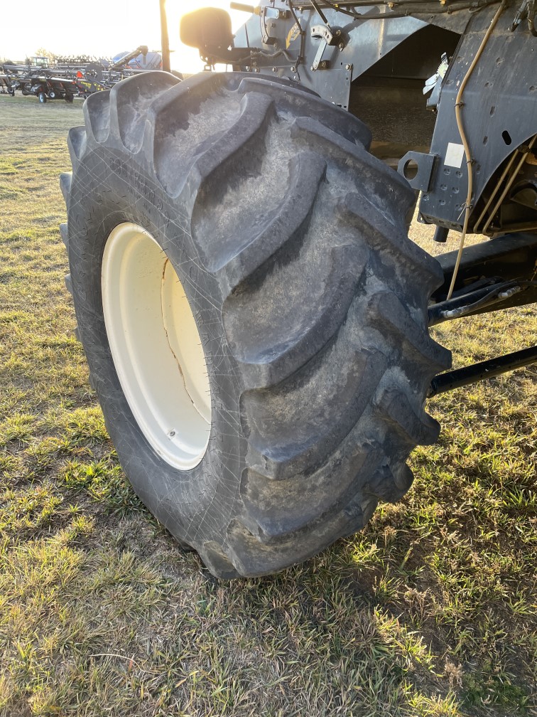 2010 New Holland CR9060 Combine