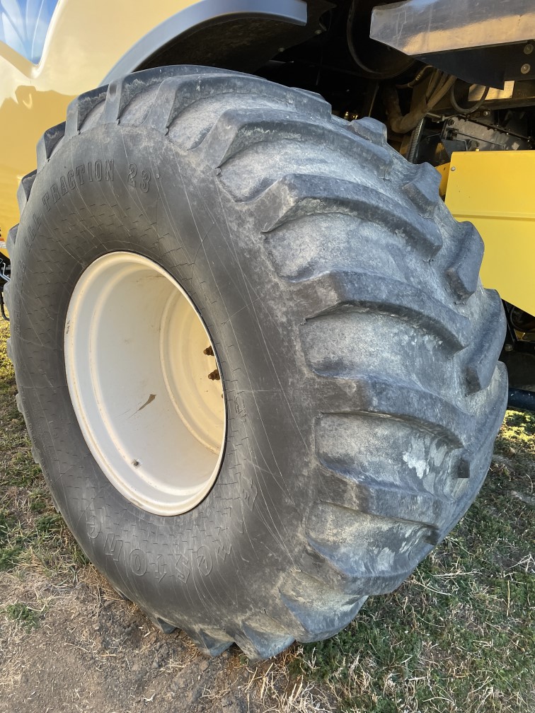 2010 New Holland CR9060 Combine