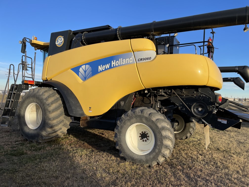 2010 New Holland CR9060 Combine