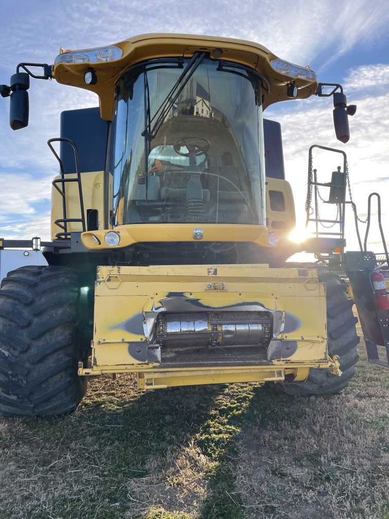 2010 New Holland CR9060 Combine