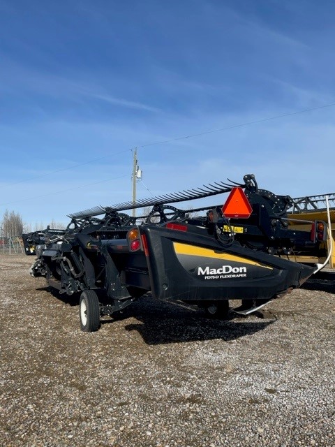 2016 MacDon FD75-40 Header Combine