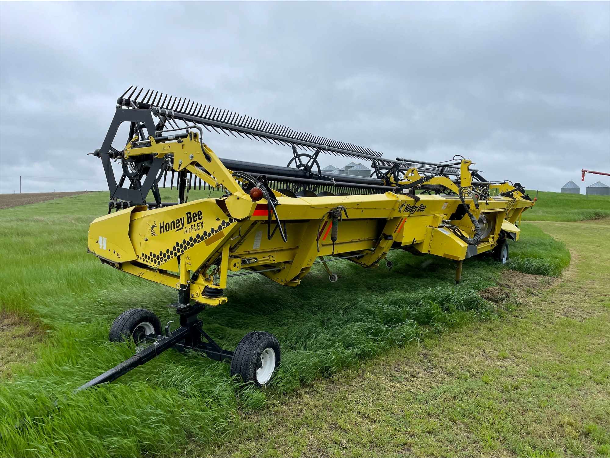 2015 Honey Bee AF240 Header Combine