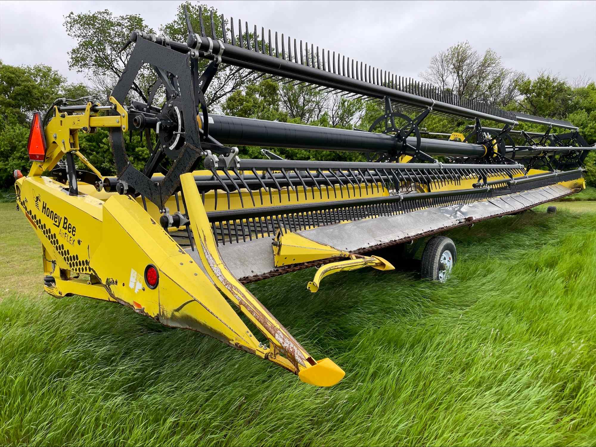 2015 Honey Bee AF240 Header Combine