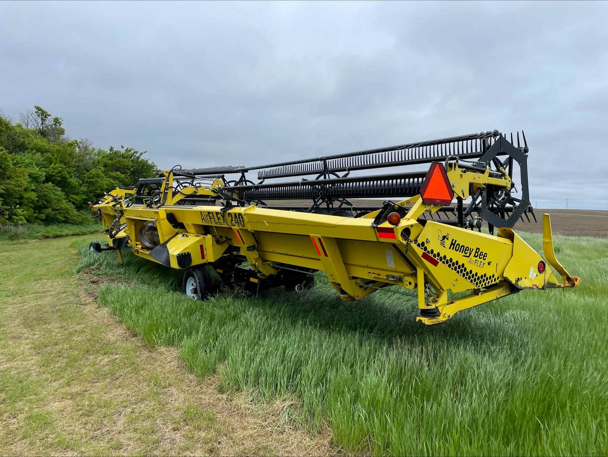 2015 Honey Bee AF240 Header Combine