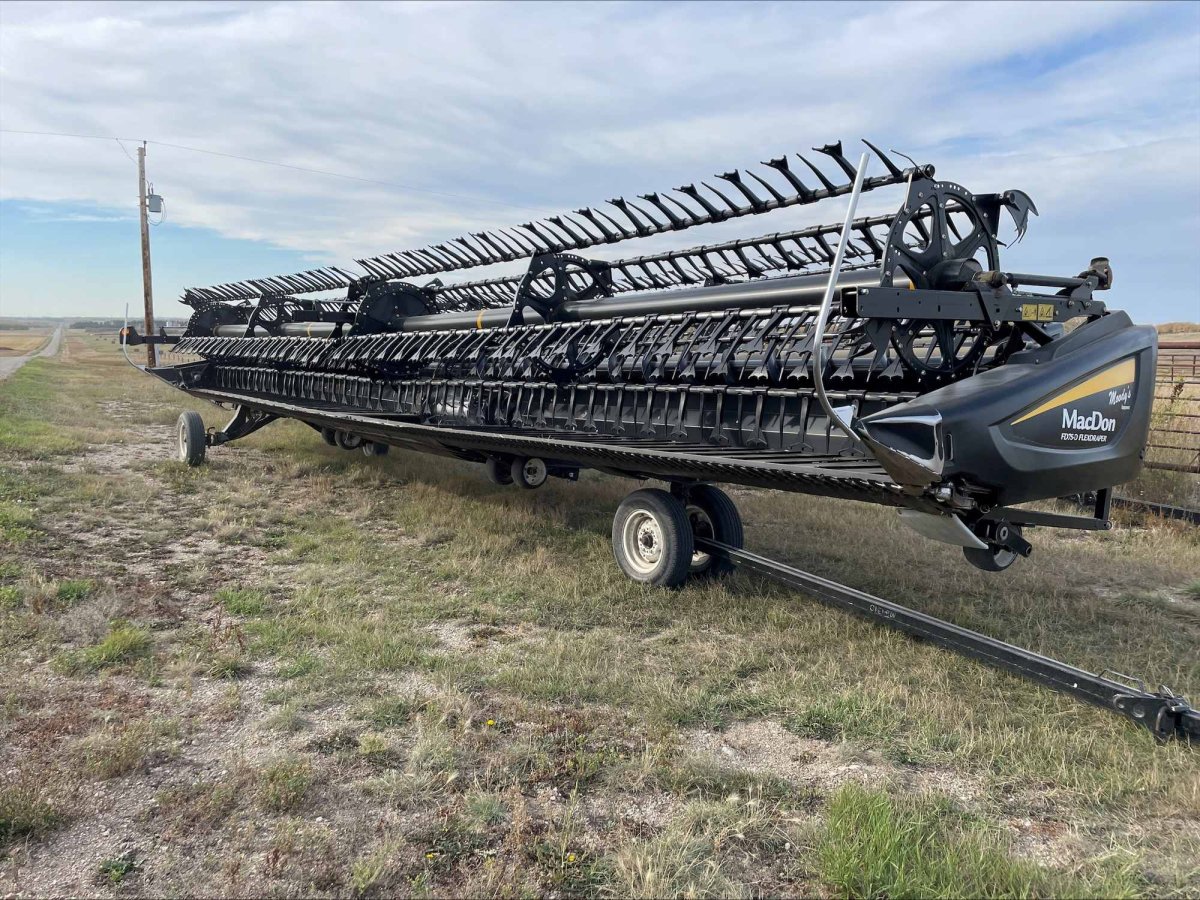 2016 MacDon FD75-40 Header Combine