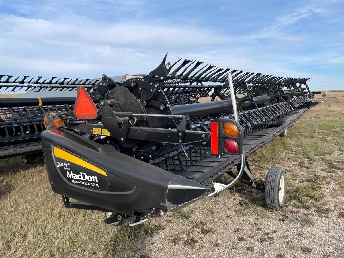 2016 MacDon FD75-40 Header Combine