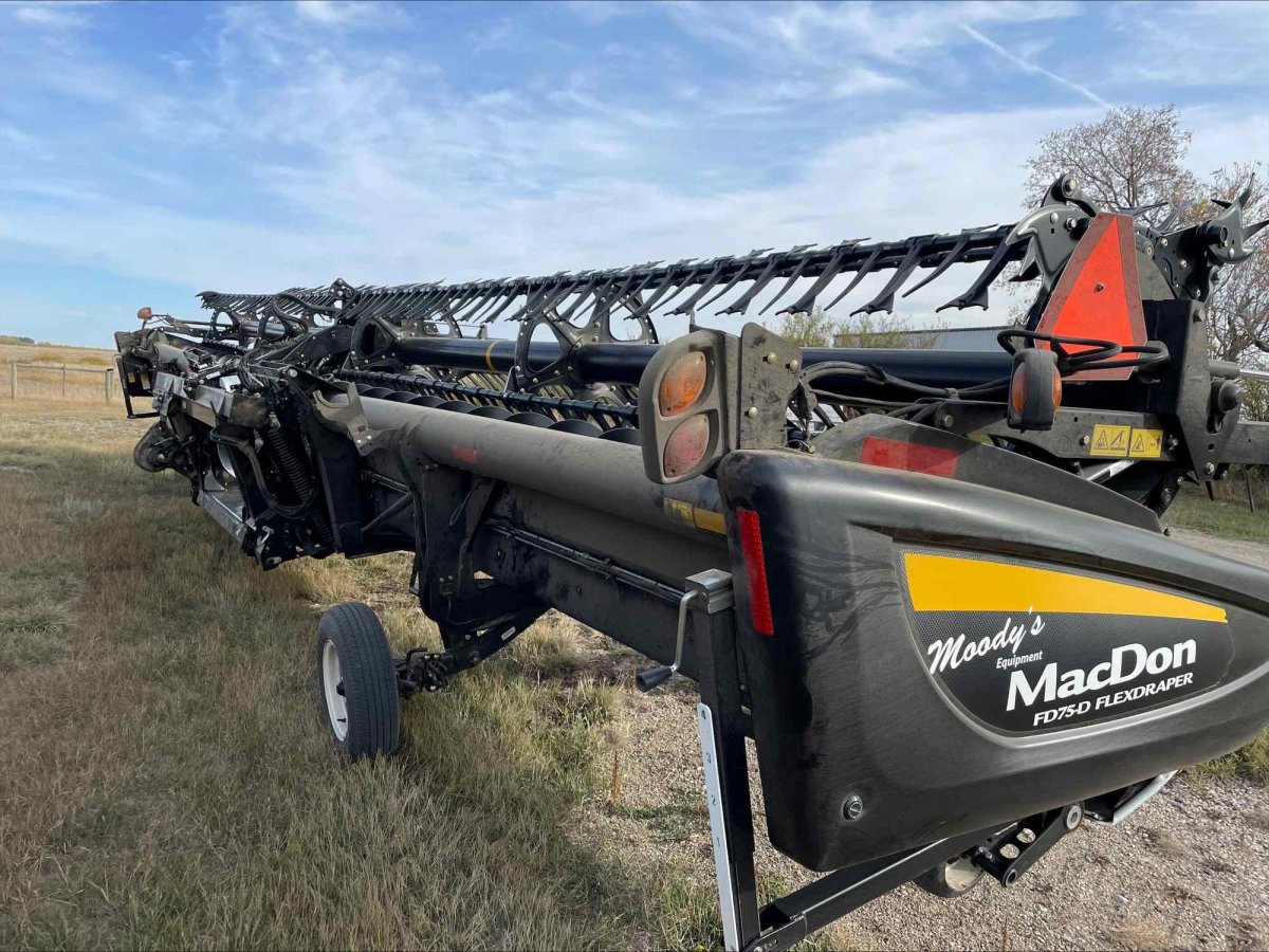 2016 MacDon FD75-40 Header Combine