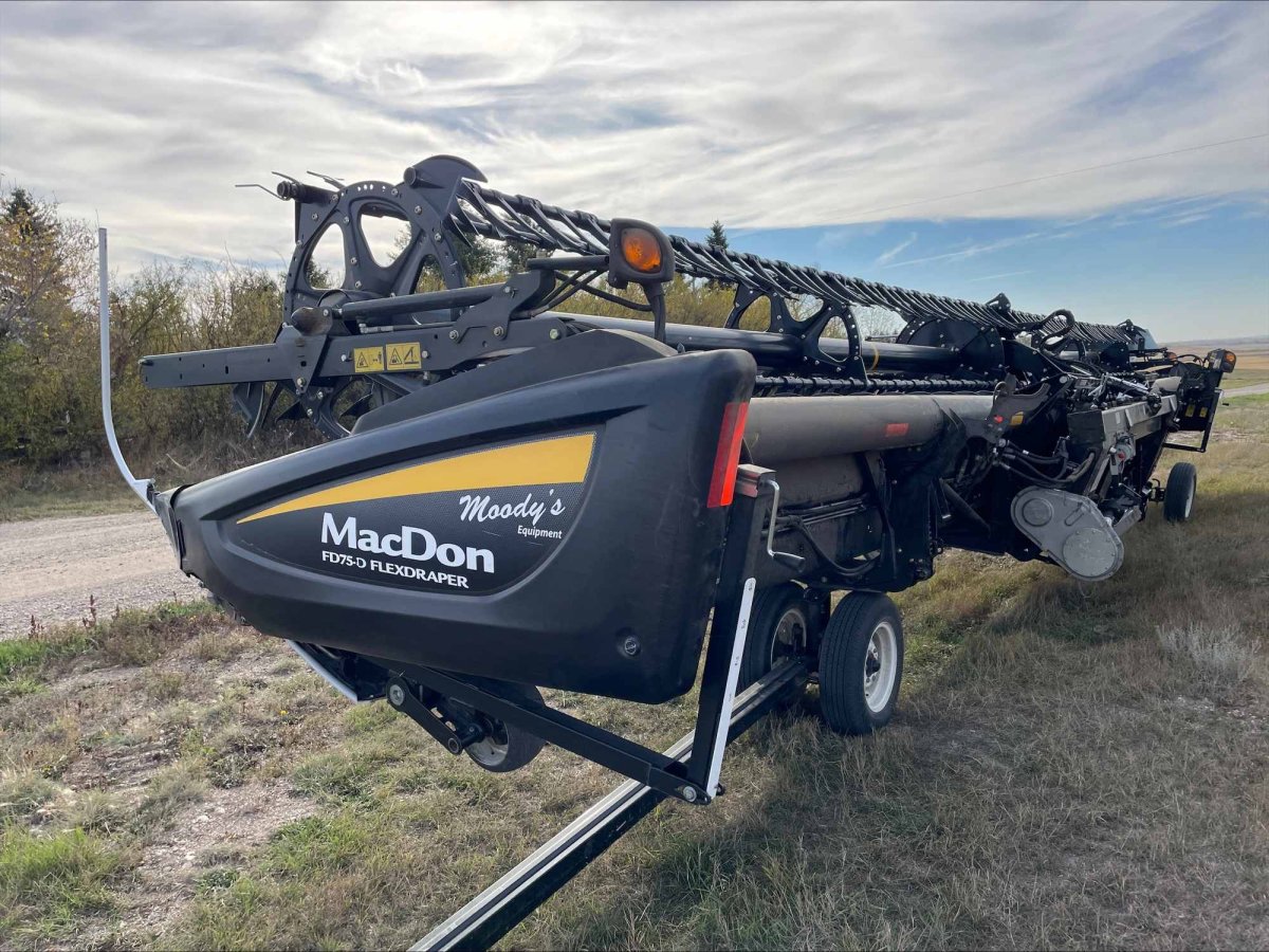 2016 MacDon FD75-40 Header Combine