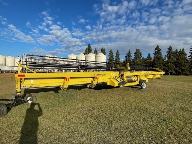 2015 Honey Bee AF245 Header Combine