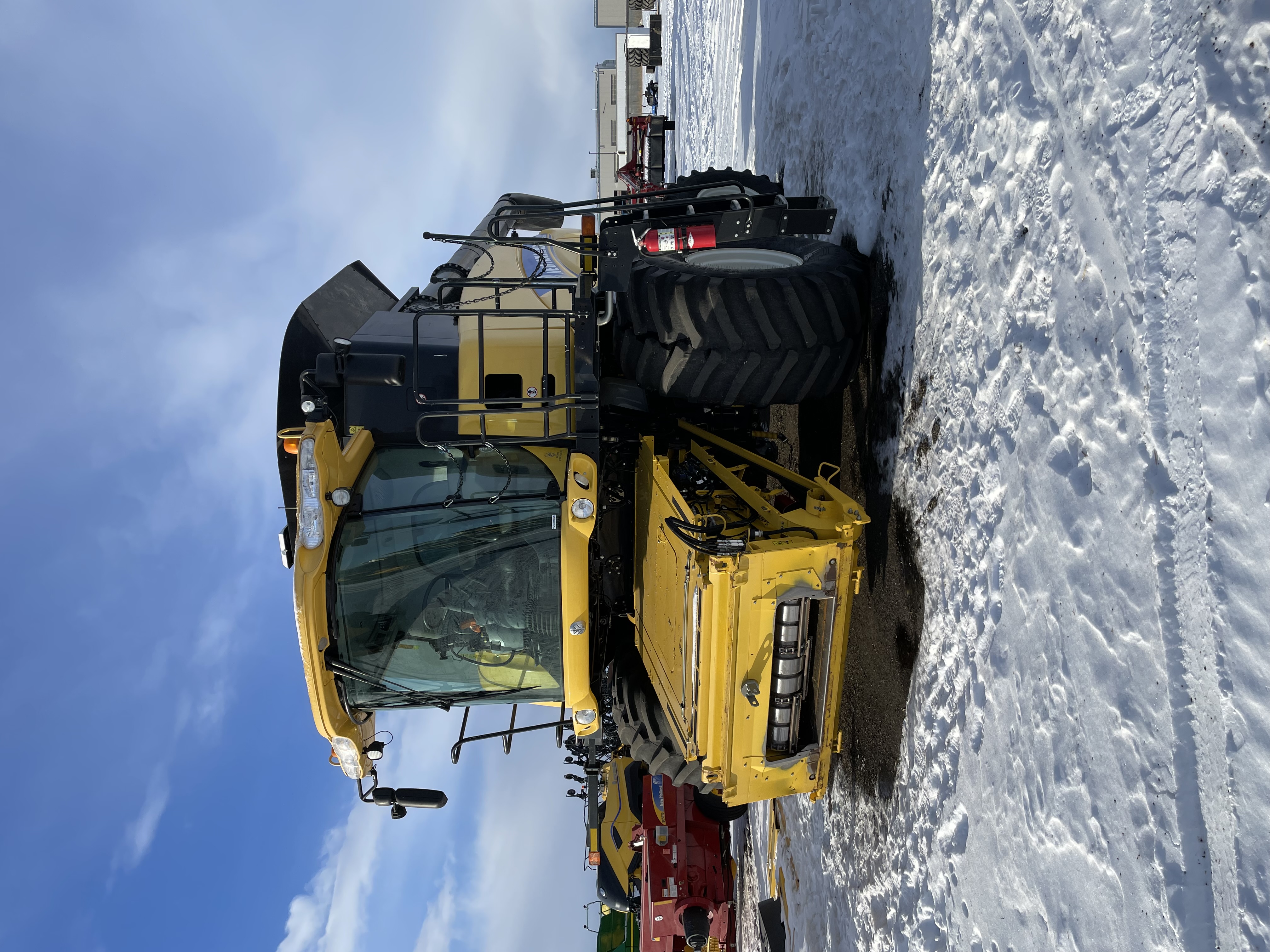 2014 New Holland CR8090 Combine