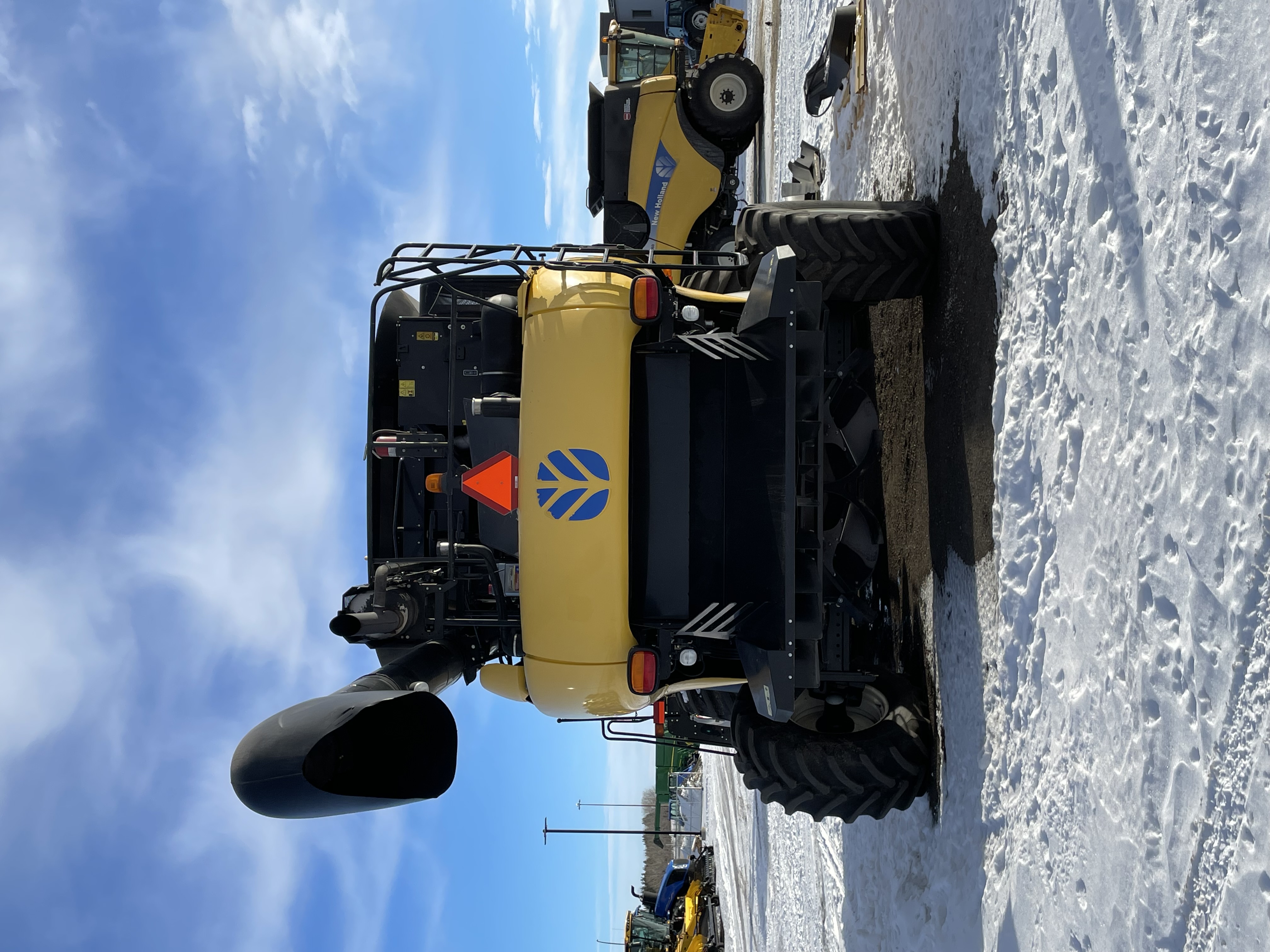 2014 New Holland CR8090 Combine