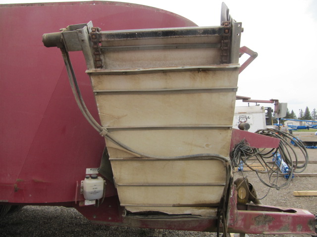 2010 Jay Lor 4990 Vertical Feed Mixer