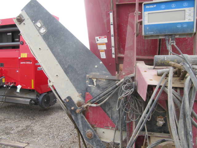 2010 Jay Lor 4990 Vertical Feed Mixer