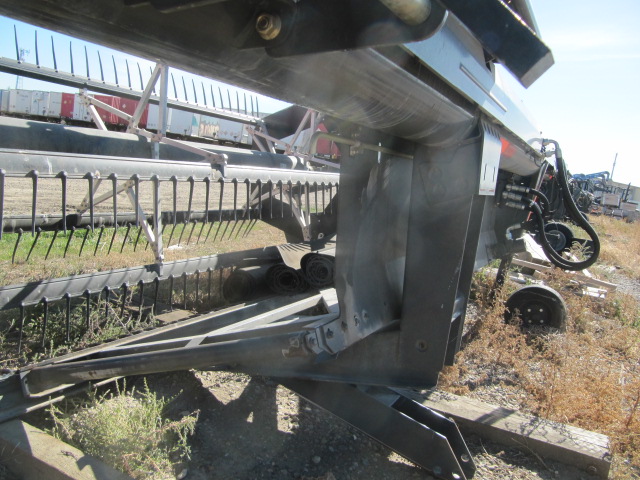 2009 Massey Ferguson 5200 Windrower Draper Header