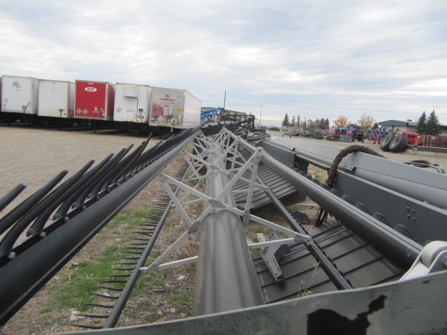 2009 Massey Ferguson 5200 Windrower Draper Header