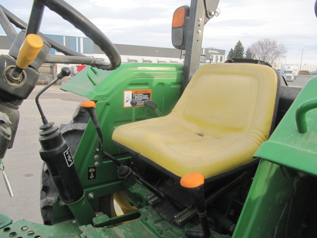 2014 John Deere 5075E Tractor