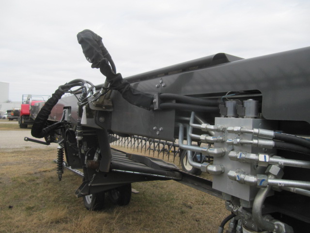 2022 Massey Ferguson 5400 Windrower Draper Header