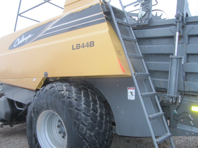2009 Challenger LB44B Baler/Square