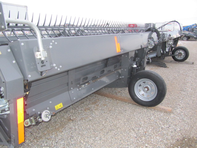 2015 Massey Ferguson 5300-30 Windrower Draper Header