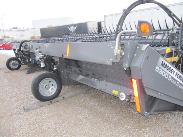 2015 Massey Ferguson 5300-30 Windrower Draper Header