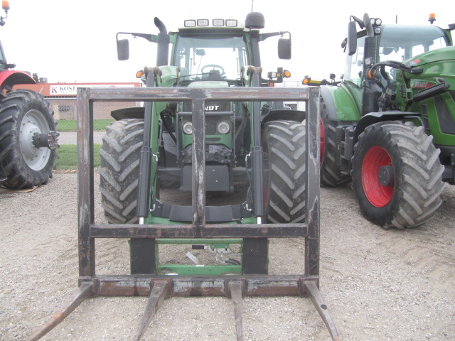 2011 Fendt 820 Tractor