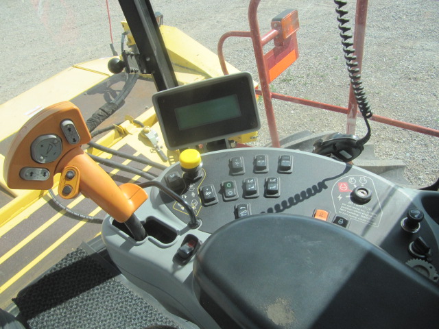 2007 New Holland HW365 Windrower
