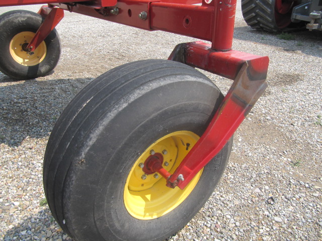2009 New Holland H8040 Windrower