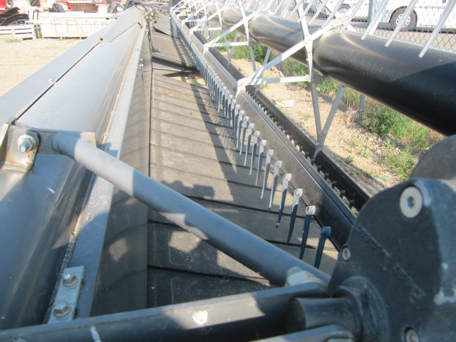 2013 Massey Ferguson 5200 Windrower Draper Header