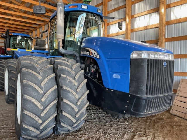 2004 New Holland TJ325 Tractor 4WD