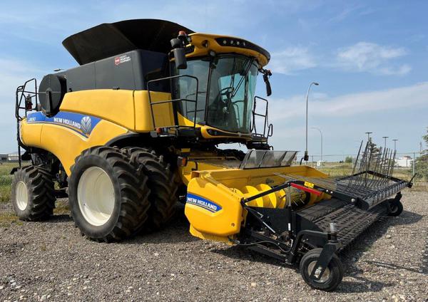 2016 New Holland CR8.90 Combine