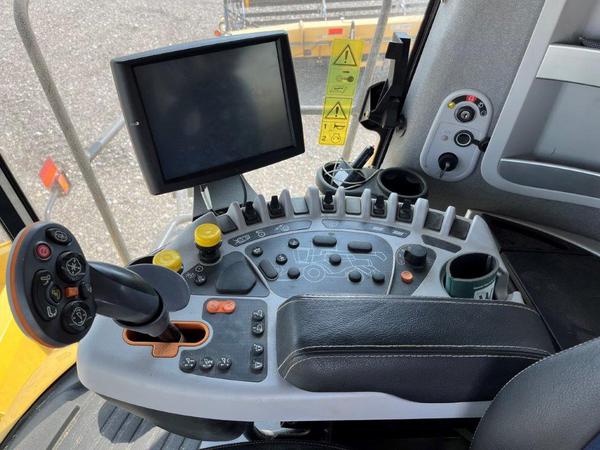 2016 New Holland CR8.90 Combine