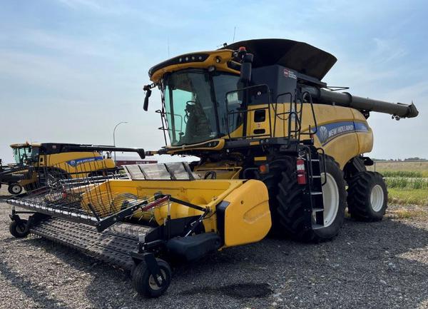 2016 New Holland CR8.90 Combine