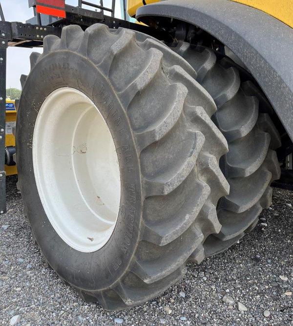 2016 New Holland CR8.90 Combine