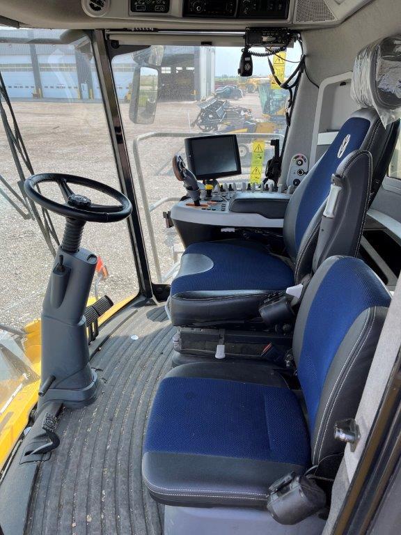 2016 New Holland CR8.90 Combine