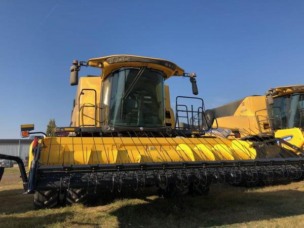 2022 New Holland CR8.90 Combine