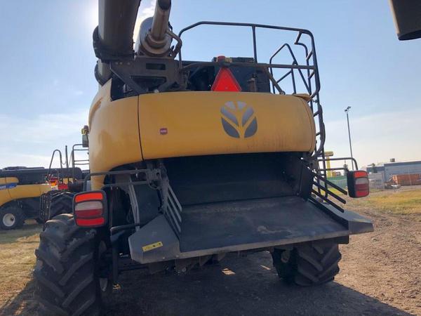 2022 New Holland CR8.90 Combine