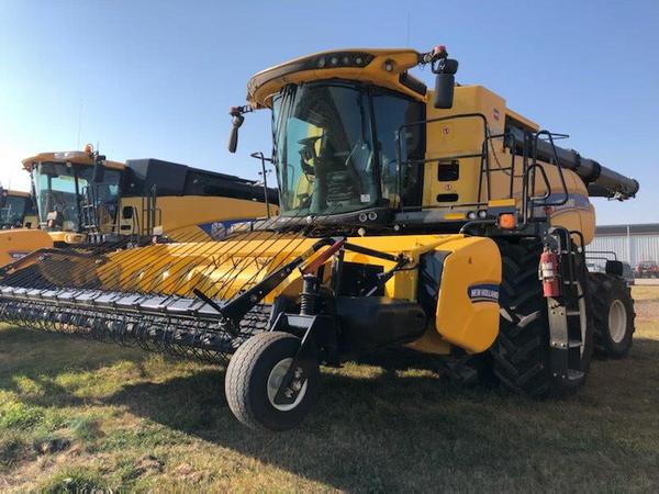 2022 New Holland CR8.90 Combine