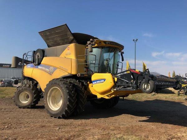 2022 New Holland CR8.90 Combine