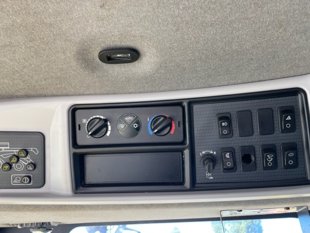 2016 New Holland CR8.90 Combine