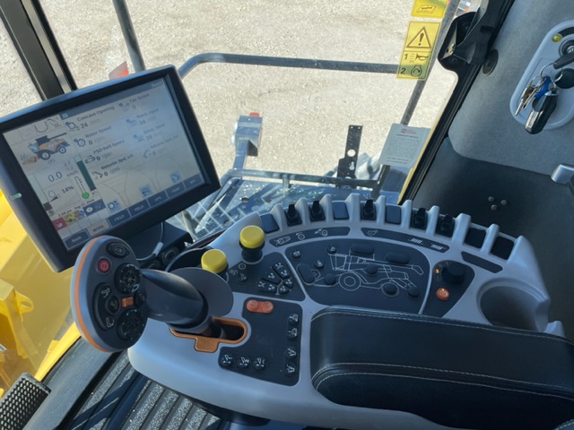 2016 New Holland CR8.90 Combine